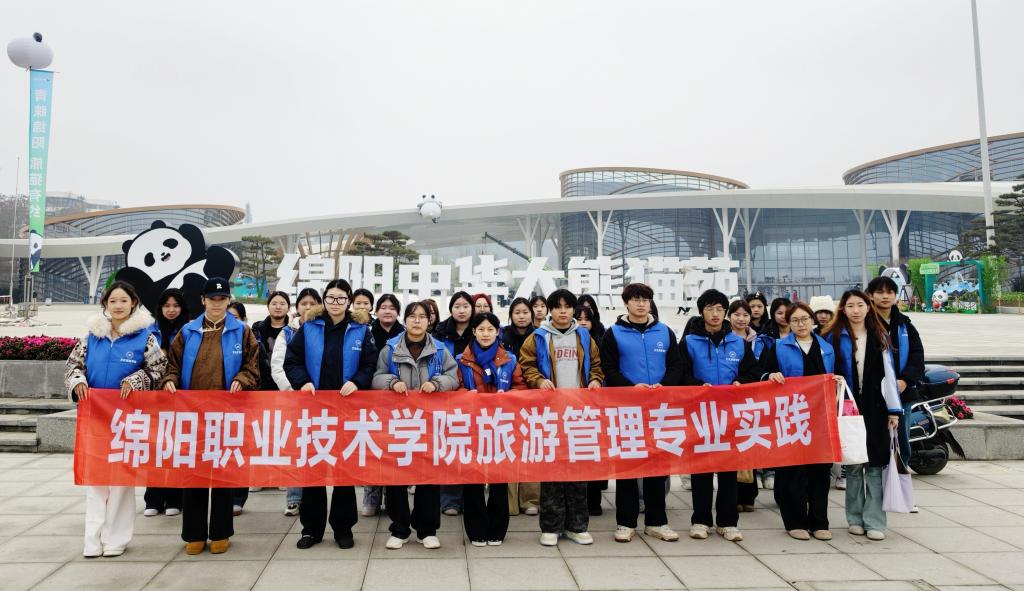 熊猫苑里的“志愿蓝”：公司学子暖心服务景区